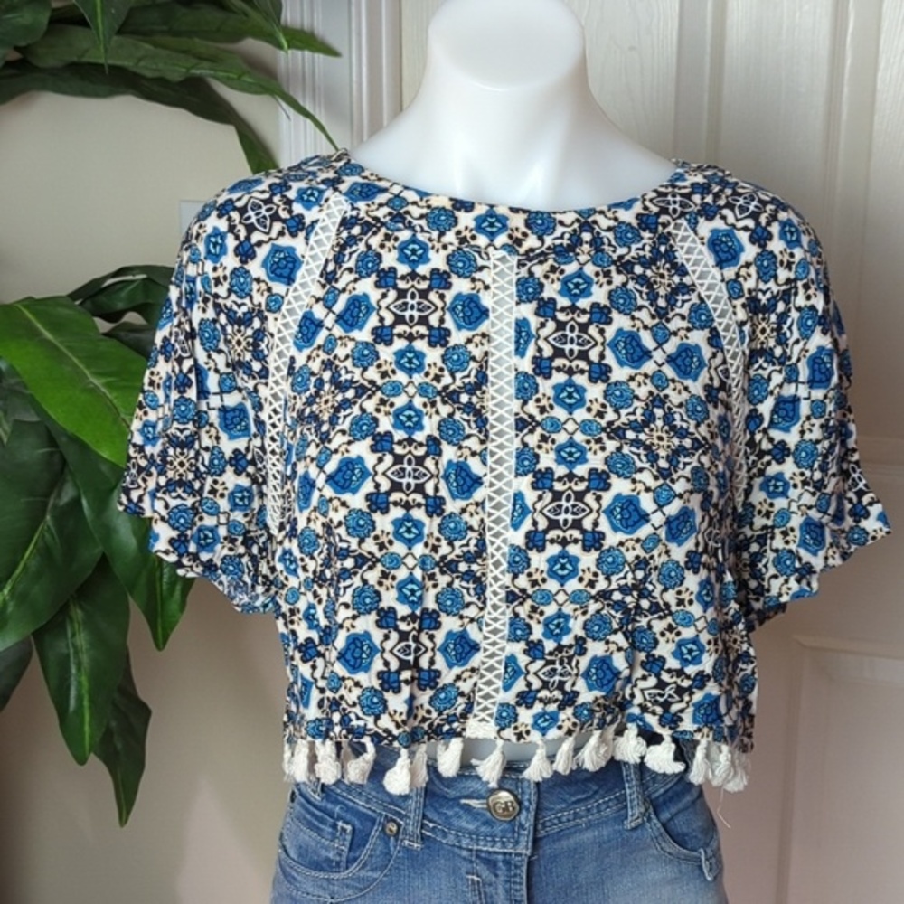 Forever 21 Women's Crop Top w/Tassle Hem Size Medium